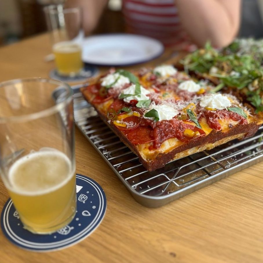 Pizza von Freako Pizza auf Tisch Pizza von Freako Pizza auf Tisch